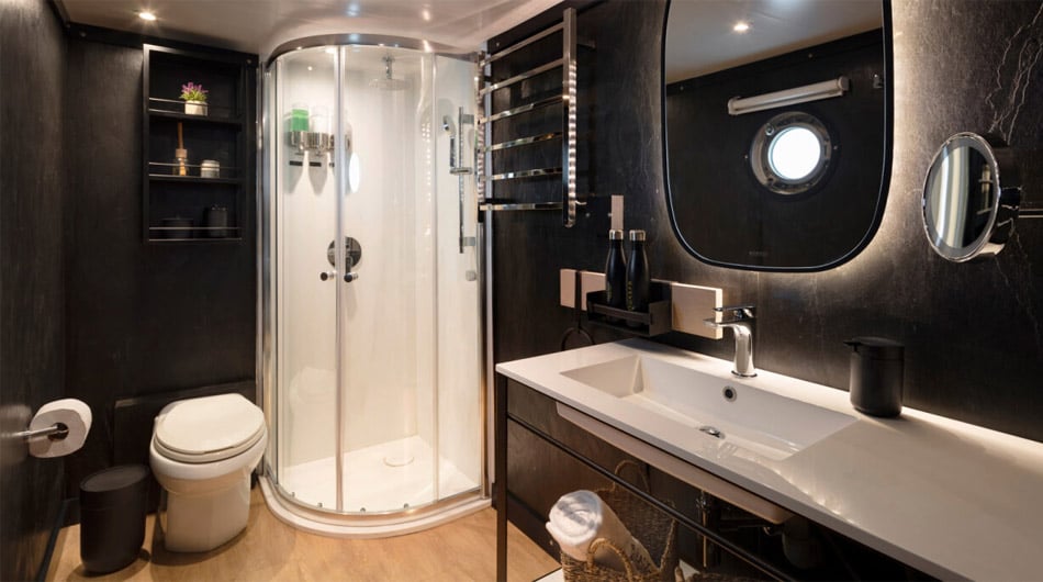 Grace Yacht, Galapagos Islands - Suite Bathroom Grace Yacht, Galapagos Islands - Suite Bathroom