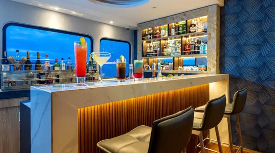 Grand Queen Beatriz Galapagos Cruise - Bar Grand Queen Beatriz Galapagos Cruise - Bar