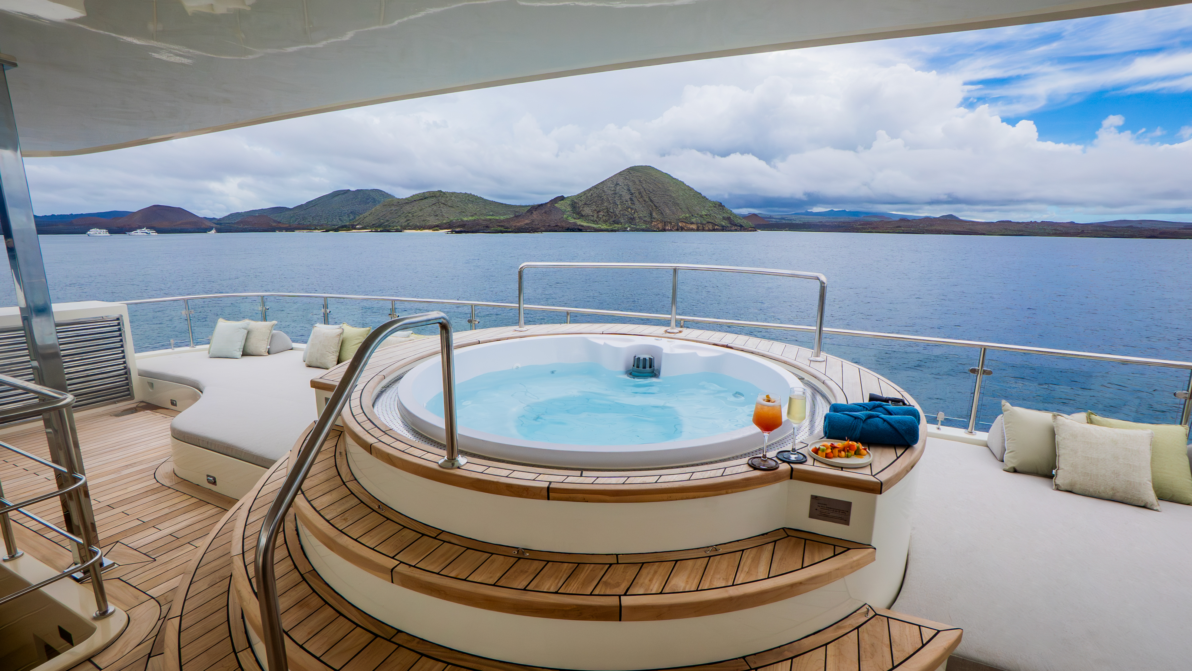 M/C Monique Catamaran Sky Deck Spa M/C Monique Catamaran Sky Deck Spa
