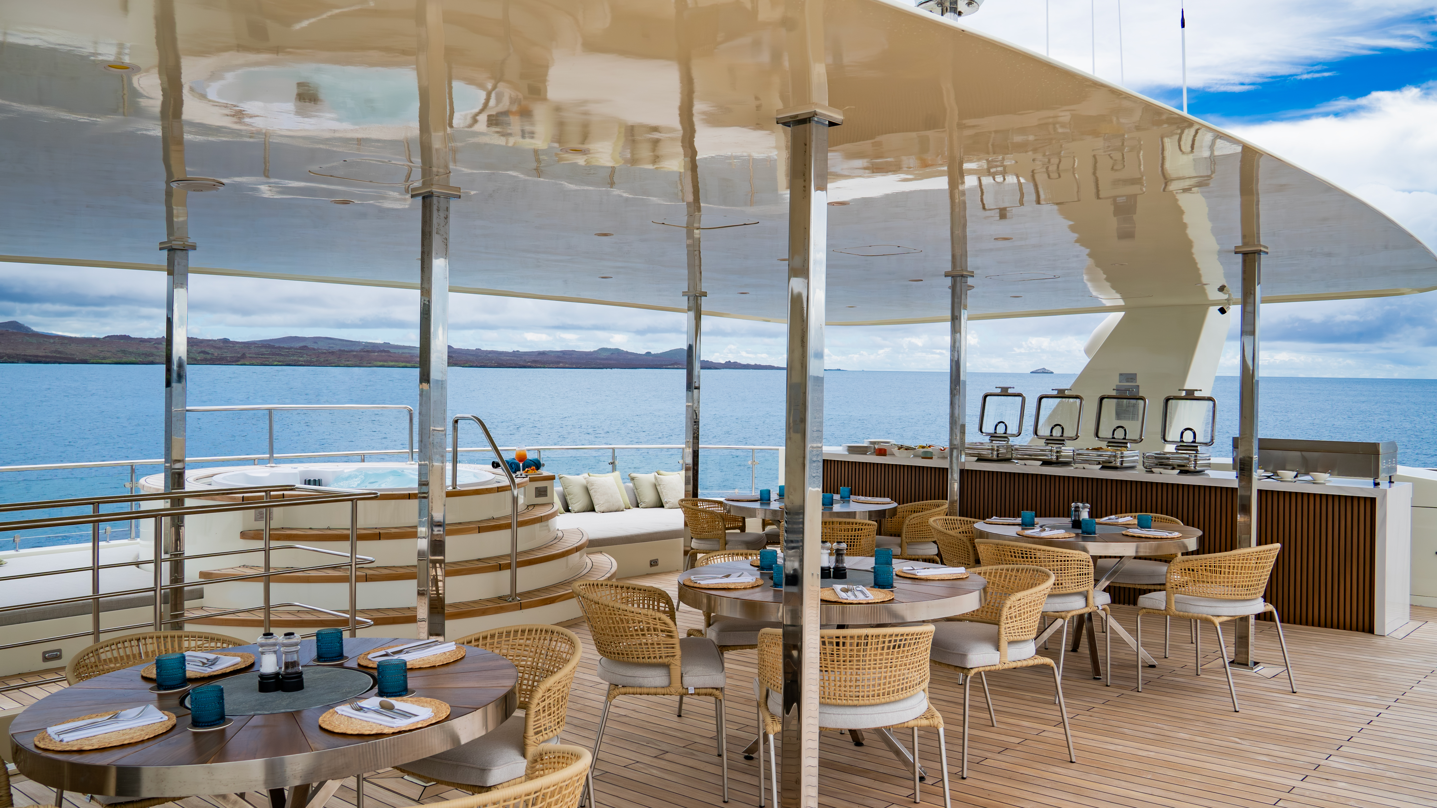 M/C Monique Catamaran Sky Deck M/C Monique Catamaran Sky Deck