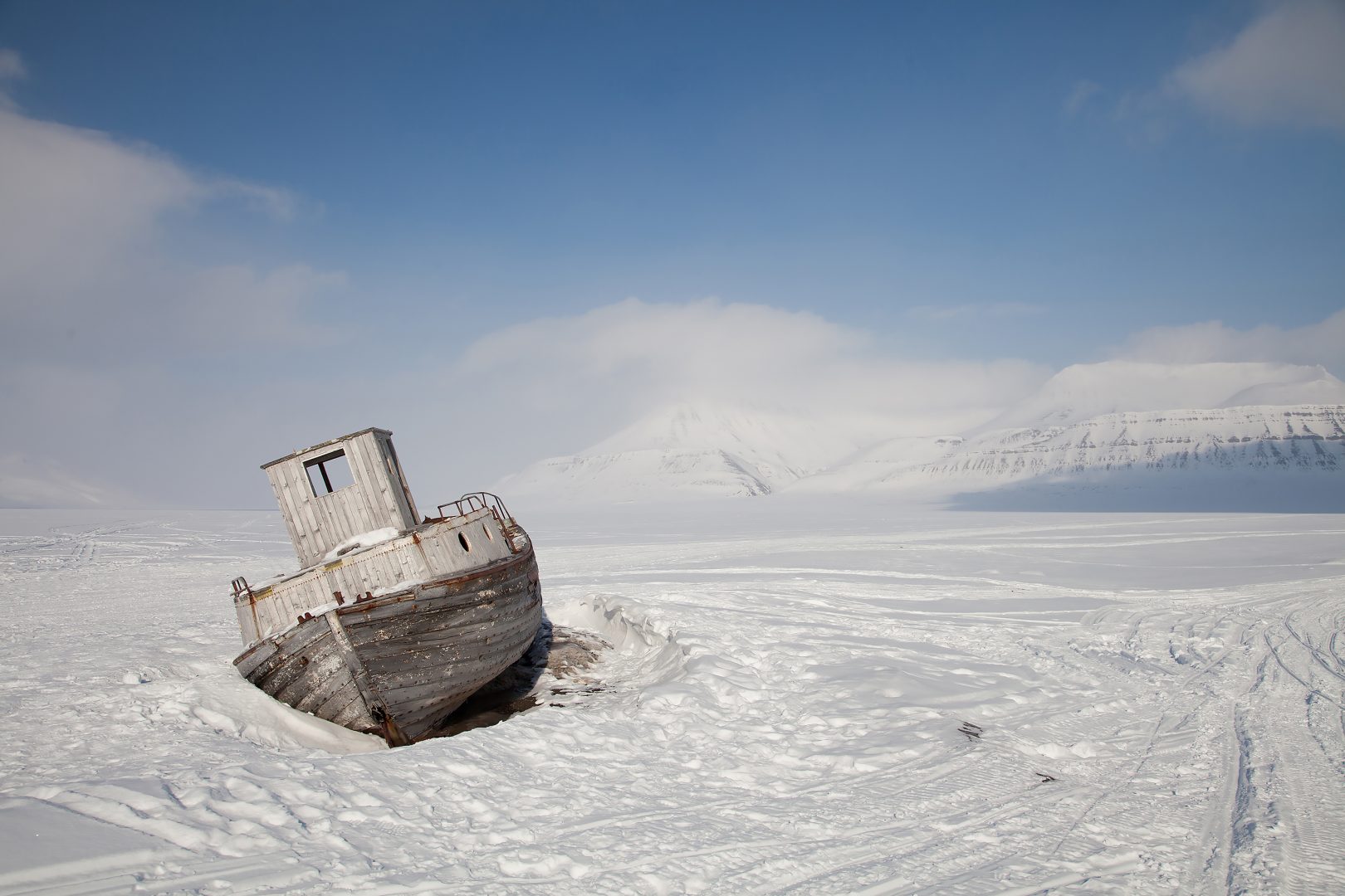 snowy landscape in Svalbard)