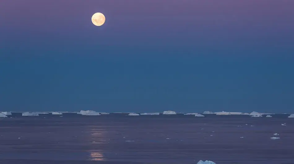 Midnight sun Antarctica