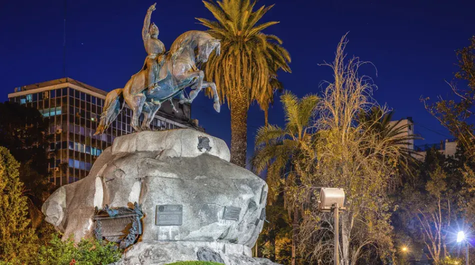 Mendoza plaza san Martin statue