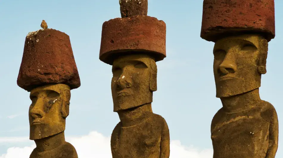 3 crowned Moais