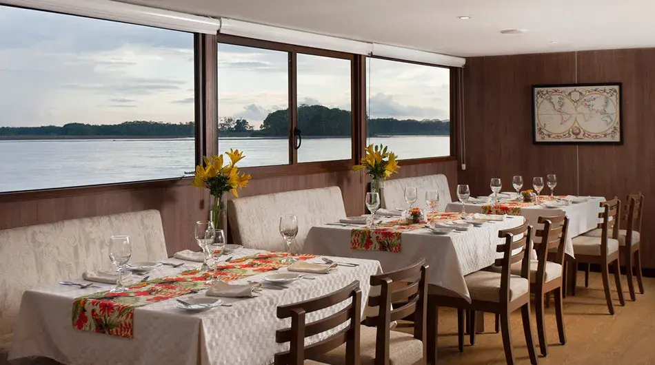 Indoor_Dining_Room_Social_Areas_Manatee_Amazon_Explorer