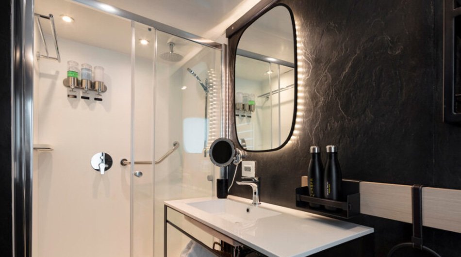 Grace Yacht, Galapagos Islands - Suite Bathroom