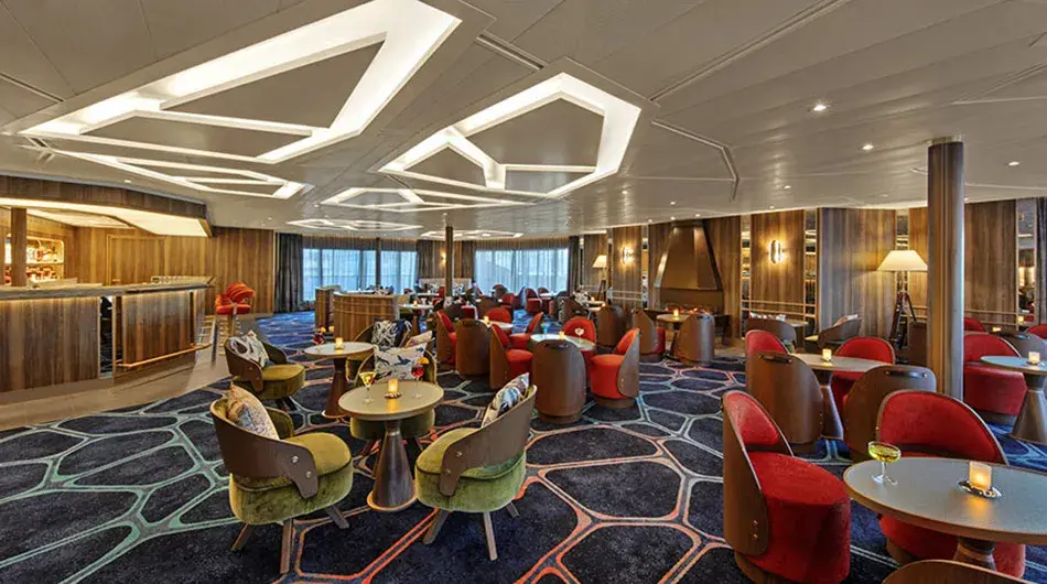 Seabourn-Venture---The-Club_0