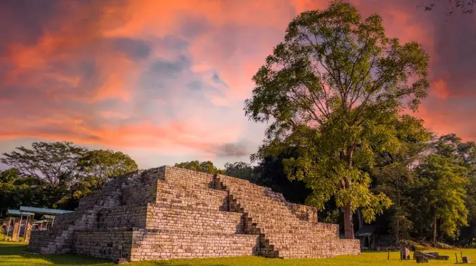 Hondoras_Copan_Mayan-pyramid-sunset-gallery