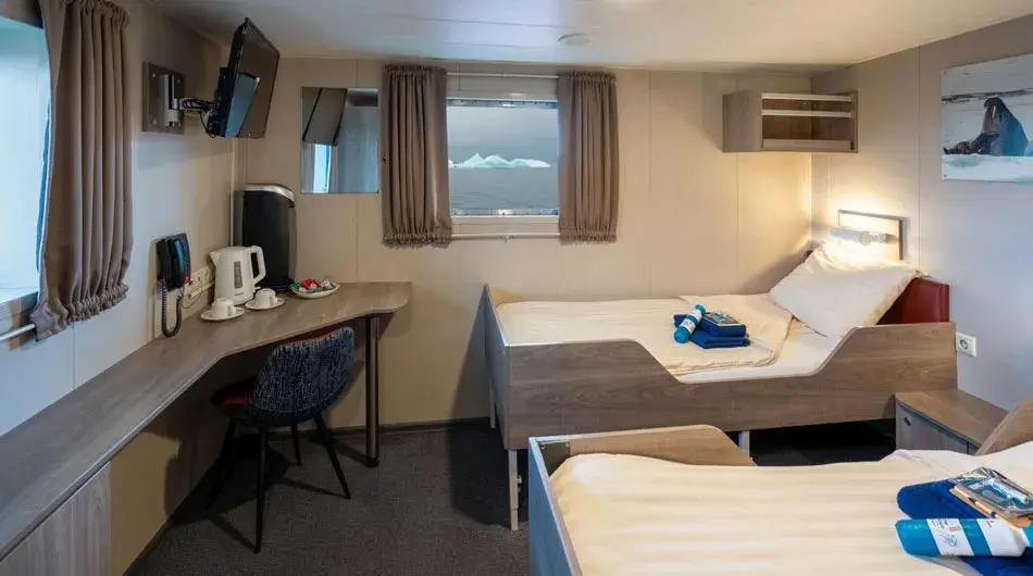 Plancius twin deluxe cabin