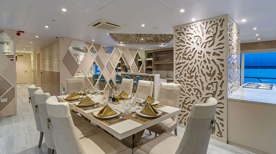 Elite Galapagos - Dining 
