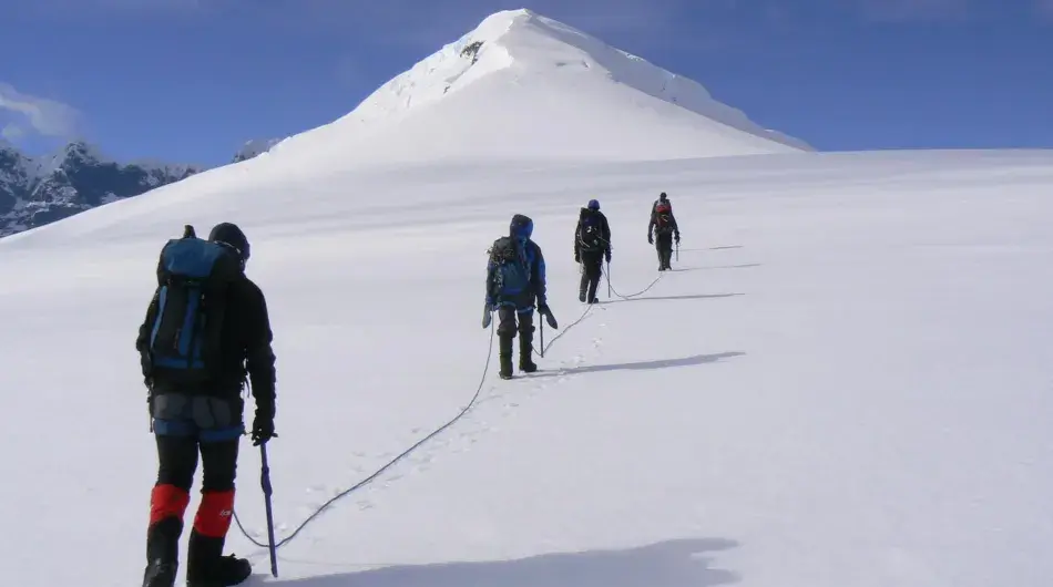 alpine-trekking-in-antarctica-tarn-pilkington