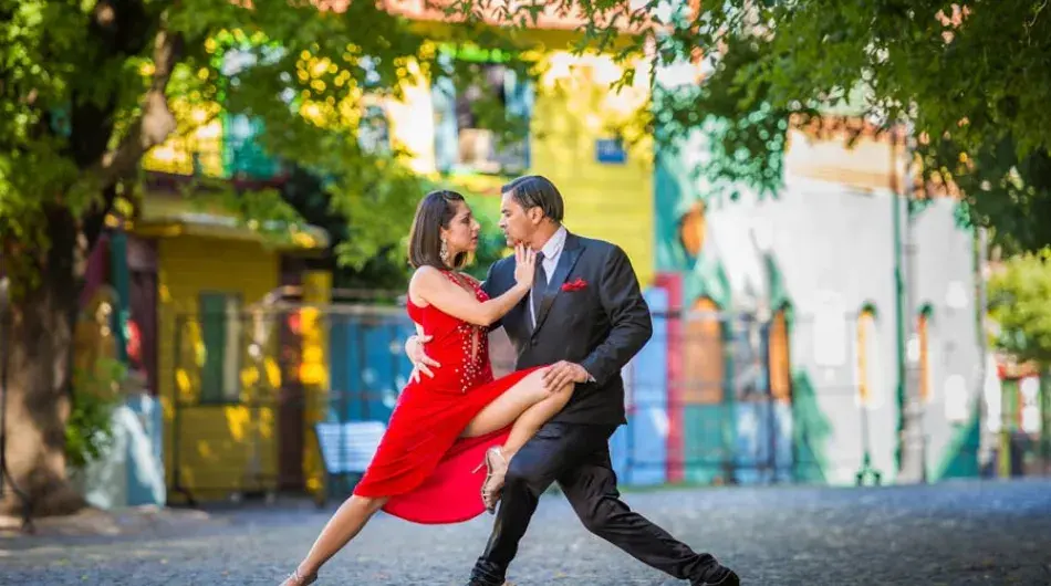 Lady and a man doing the Argentinian tango on the street in Buenos Aires