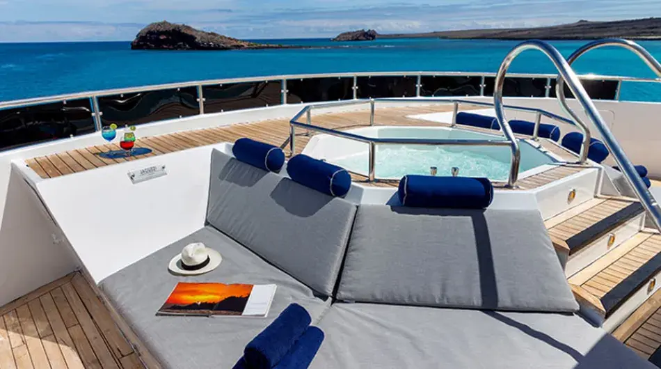 Sundeck and jacuzzi on the Horizon Trimaran 
