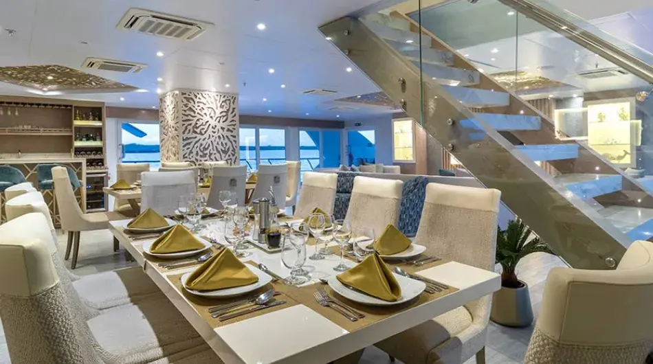 Elite yacht dining and bar 