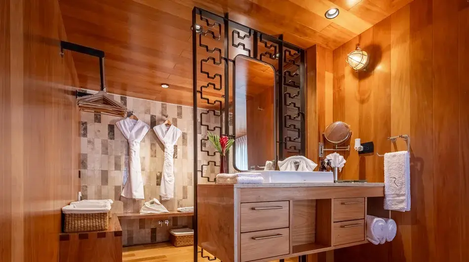 Delfin 1 deluxe master suite bath