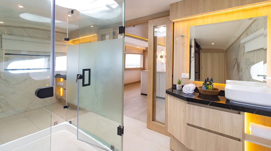 Grand Majestic Master Suite Cabin Bathroom