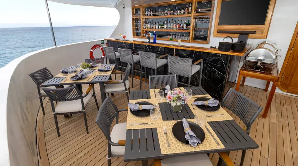 Horizon Trimaran Alfresco Dining