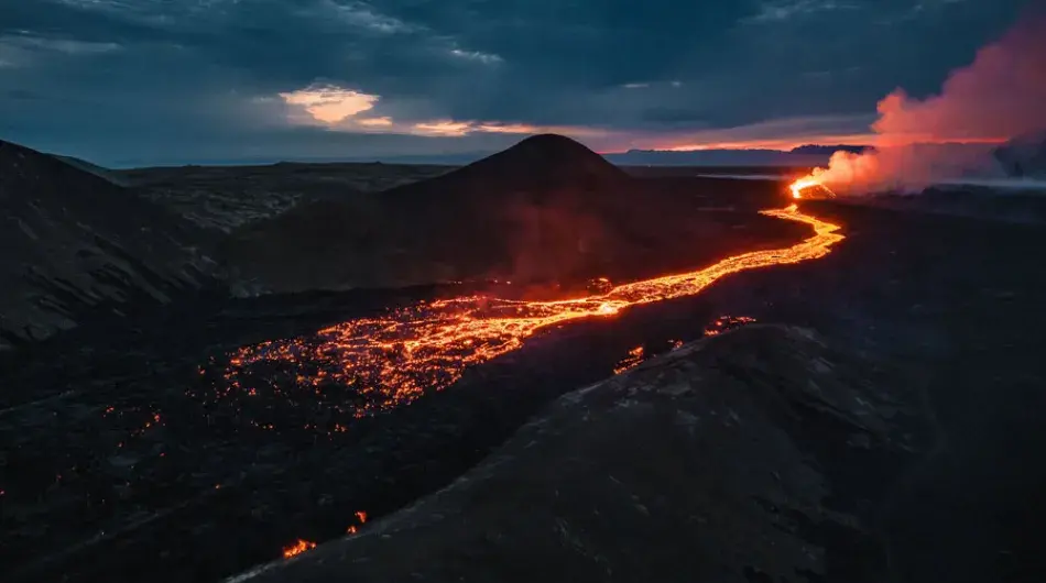 volcanic-eruption-w-flowing-lava-during-sunset_Iceland-GALLERY