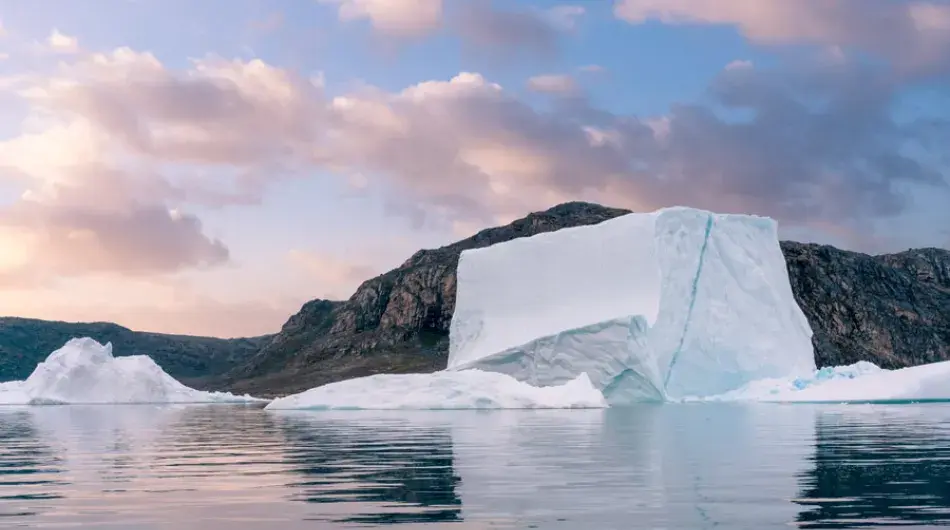 Broughton-Island_Nunavut_iceberg_CA_0