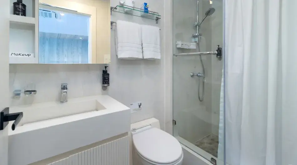 Endemic Galapagos - Stateroom Bathroom