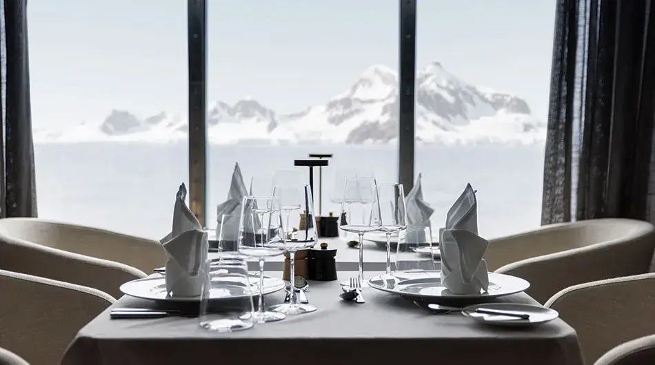 SH Vega Restaurant seating