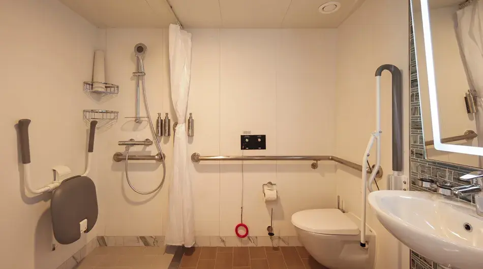 Douglas Mawson Balcony Stateroom Superior - bathroom