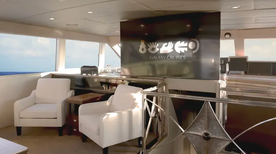 galaxy-stella-livingroom-capitan-tv-galapagos-cruises