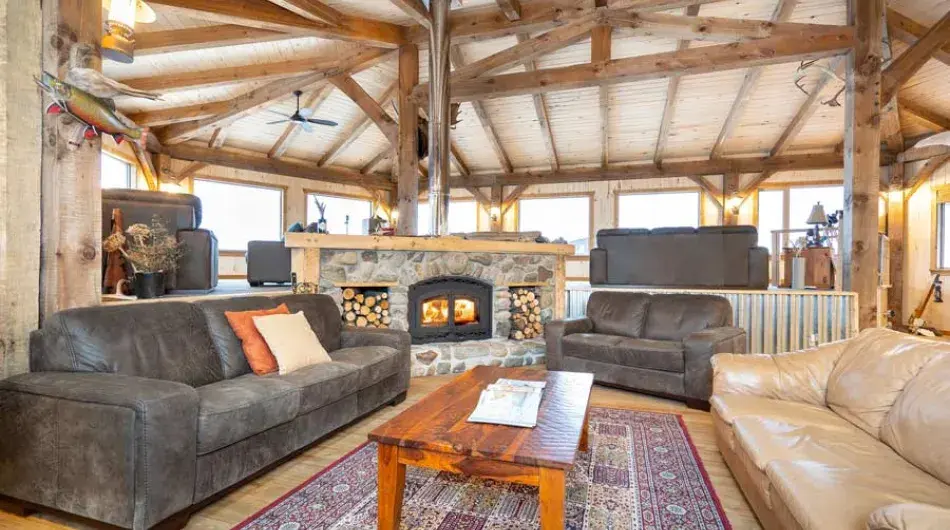 Seal River Heritage Lodge Lower Lounge
