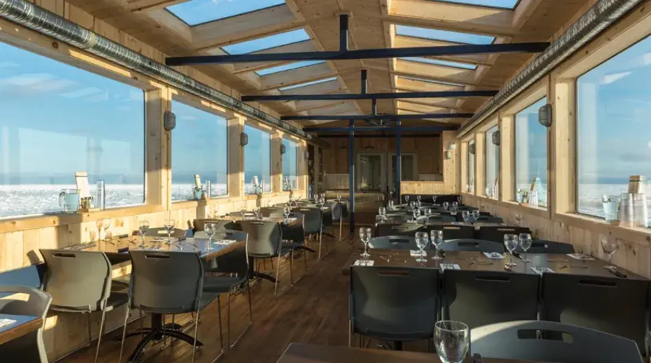 Dining car onboard ©Tundra Buggy Lodge ctsy Frontiers North Adventures