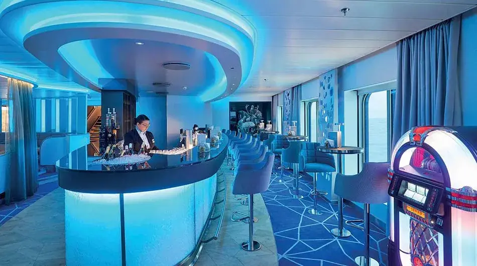 Hanseatic Inspiration Hanse Atrium Bar: ctsy Hapag Lloyd Cruises