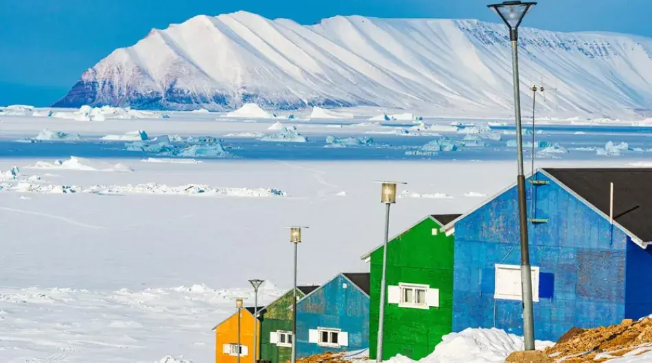 frozen-sea_snowy-mountains_far-northwest-Greenland_Qaanaaq_WG-GALLERY