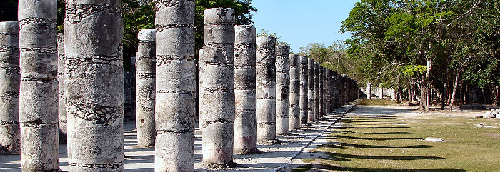 800px-Chichen-Itza-1000-Warriors-Columns
