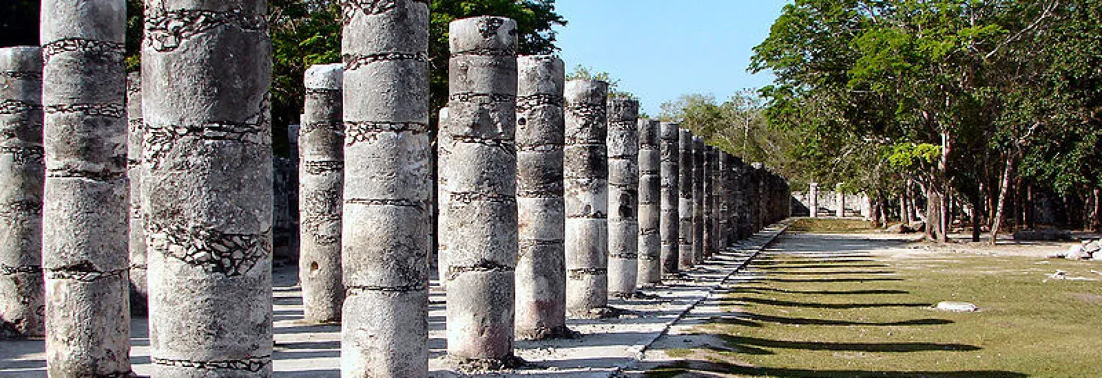 800px-Chichen-Itza-1000-Warriors-Columns.jpg