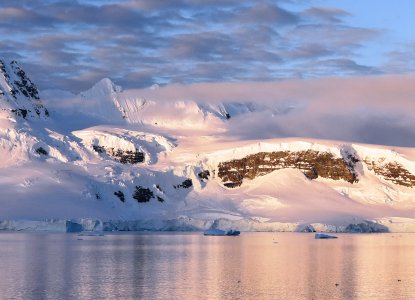 Snowy low-light landscape of Antarctica with calm bay) 