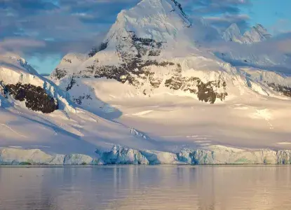 Panoramic view of mountains in Antarctica) 