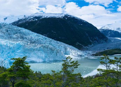 View from elevation of the Pia Glacier in the Chilean Fjords of Patagonia) 