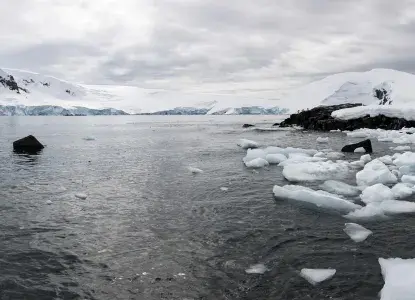 Icy shoreline in Mikkelsen Harbour in Antarctica with snowy mountains) 