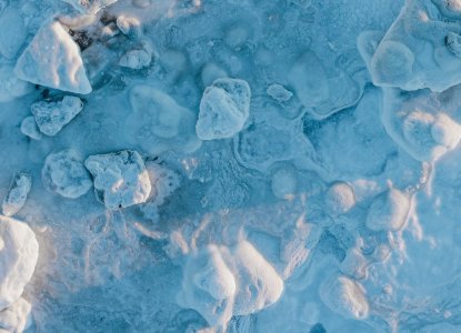 Ice floes on the water in the Arctic) 