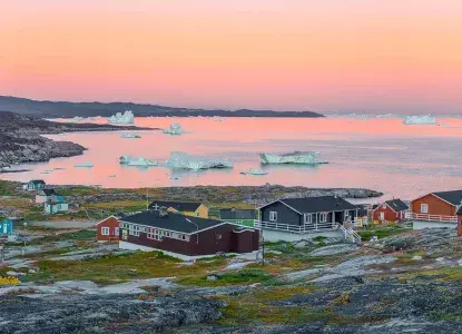 Panoramic view of Disko Bay with icebergs at sunrise) 