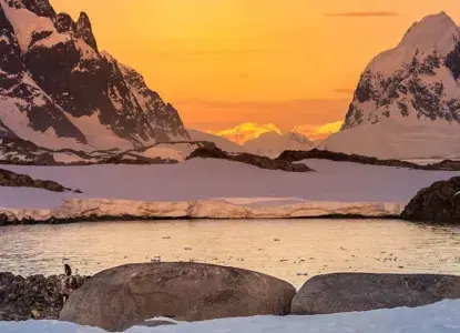 Sunset on snowy Antarctic landscape ) 