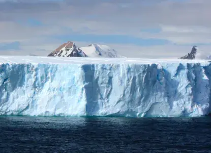  Huge-tabular-iceberg-in-Antarctica.jpg 