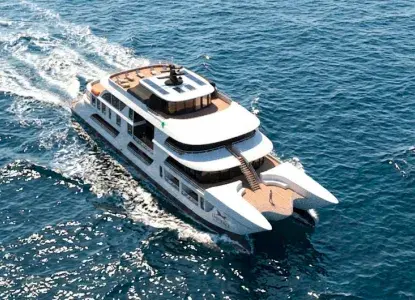 M/C Galapagos Eminence M/C Galapagos Eminence